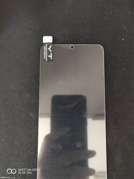 samsung-galaxy-a8s-screen-protector-leaked_large.jpg (112 KB)