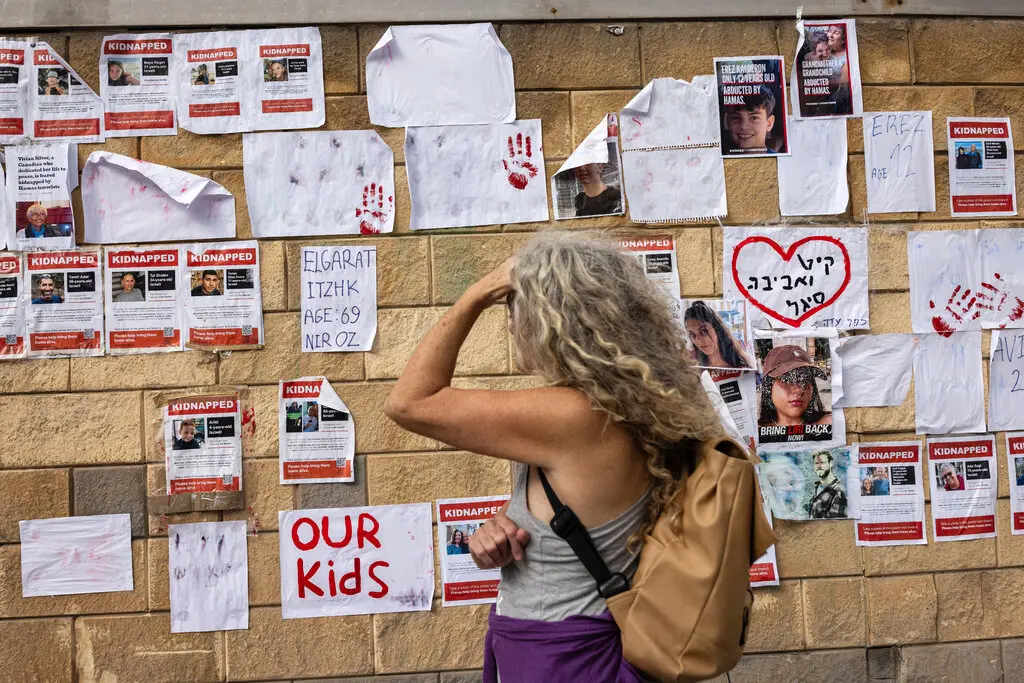 00socialmedia-hamas-01-kgcp-jumbo.webp (142 KB)