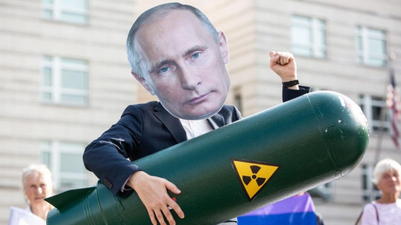 Putin-maks-nuclear-bomb-800x450.jpg (45 KB)