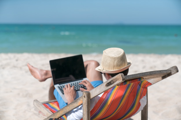 men-using-laptop-computer-beach-freelance-concepts_35048-1374.jpg (54 KB)