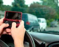 Каждый третий владелец смартфона пользуется им за рулем