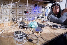 Зависимость от смартфона связали с жадностью и распущенностью