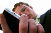 Биологи установили какие микробы скапливаются на мобильном телефоне