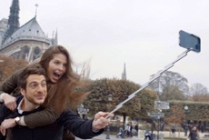 Первый в мире чехол со встроенной селфи-палкой