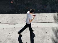 Набор сообщений на смартфоне может быть вредным для позвоночника