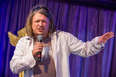 Британский комик 8 Марта устроил пиар мужского дня в Twitter