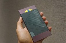 "Живые" фото Turing Phone из жидкого металла
