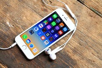 Apple отбирает долю рынка у Samsung на фоне слабых продаж Galaxy S6