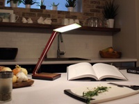 Настольная лампа может заряжать смартфоны без проводов