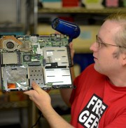 В iFixit объяснили, почему переработка гаджетов невыгодна