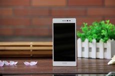 Глава Huawei показал Ascend P7 с сапфировым стеклом