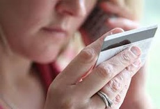 Шахрайка випитала в жінки реквізити банківської картки і зняла всі гроші