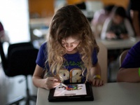 Исследователи выяснили, сколько часов в день дети тратят на смартфоны и планшеты