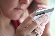 Працівники банку «зняли» 10 тисяч з картки клієнта