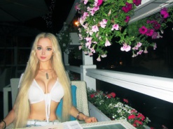 Девушка-барби пожаловалась на отключение света в Одессе