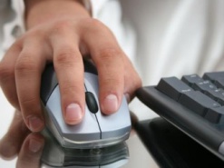 Интернет-гейши красятся для клиентов и играют им на гитаре