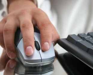 Интернет-гейши красятся для клиентов и играют им на гитаре