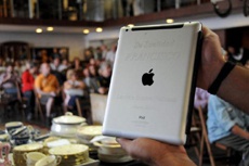iPad Папы Римского продали на аукционе за $30 000