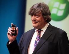 Стивен Фрай: «Я вынесу из горящего дома iPhone и BlackBerry Z10»