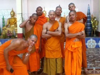 Путешественник получает фото лаосских монахов с потерянного iPod