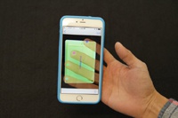 Чехол дает возможность пользователю «видеть» свои пальцы сквозь iPhone и iPad