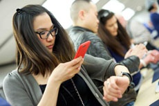 Половина подростков из США зависят от смартфонов