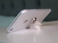 Neorings позволяет прикрепить смартфон к любой поверхности