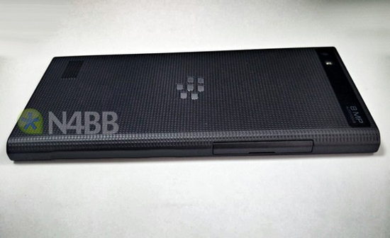 Появились «живые» фото смартфона BlackBerry Leap (Rio)