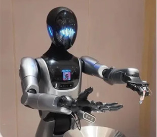 Помічник для гостей. Робот-гуманоїд вперше запрацював у готелі в аеропорту Шанхаю