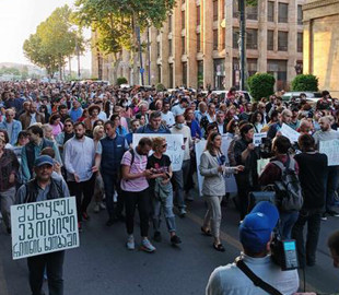 У Тбілісі журналісти протестували проти арешту гендиректора опозиційного каналу