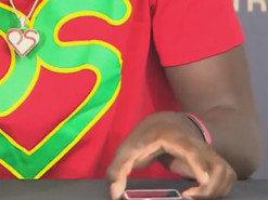 Баскетболист начал читать телефон репортера во время пресс-конференции