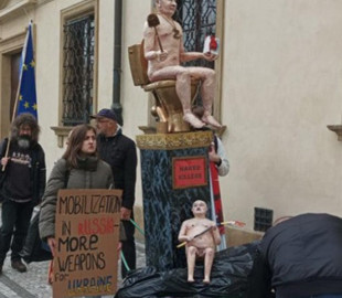 Лідерів ЄС перед самітом у Празі зустрічала статуя голого Путіна на золотому унітазі