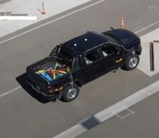 На интригующих кадрах Tesla тестирует бензиновый Ram 1500 TRX