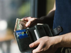 Украинцы предпочли расплачиваться пальцем и лицом