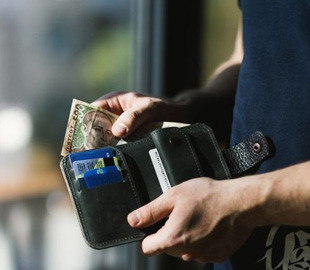 Украинцы предпочли расплачиваться пальцем и лицом