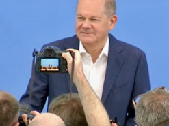 Шольц пригадав свою розмову з Путіним і заявив, що Європі потрібні засоби стримування РФ