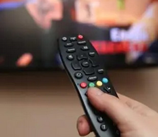 Сомнолог попередила про небезпеку спати з увімкненим телевізором