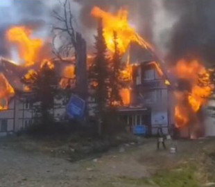 В рф вспыхнул мощный пожар на базе отдыха в Красноярском крае