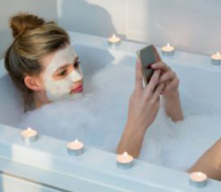 Чому не можна йти зі смартфоном у ванну - відповідь експерта