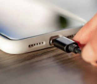 У якому місці категорично не можна заряджати смартфон: це може вбити