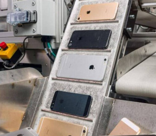 Чому Apple не поспішає налагоджувати виробництво iPhone у США