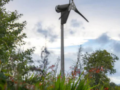 Замість сонячних панелей: вітряна турбіна для будинку генерує 6 КВт енергії