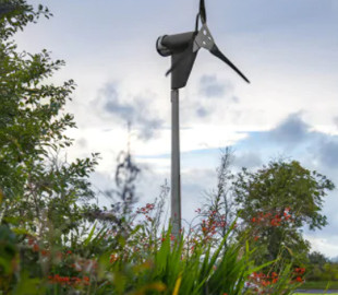 Замість сонячних панелей: вітряна турбіна для будинку генерує 6 КВт енергії