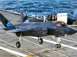 Винищувач F-35C з незвичним «дзеркальним» покриттям був помічений на американському авіаносці