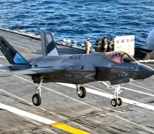 Винищувач F-35C з незвичним «дзеркальним» покриттям був помічений на американському авіаносці