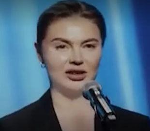 Наче бджоли покусали: Аліна Кабаєва після невдалого візиту до лікаря з'явилася на публіці