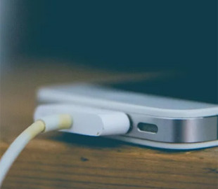 Не заряджається смартфон? Як безпечно почистити роз'єм від пилу та ворсу вдома