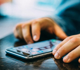 Названы модели смартфонов, которые раздадут вакцинированным украинцам