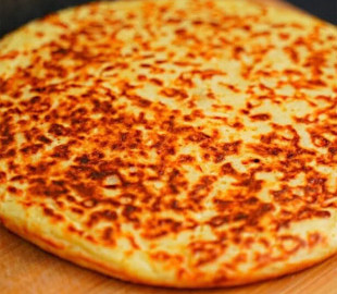 Займе всього 5 хвилин: рецепт лінивих хачапурі із сиром на сковороді