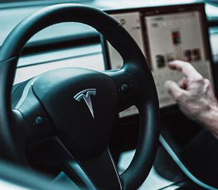 Tesla нашла способ сделать электромобили дешевле